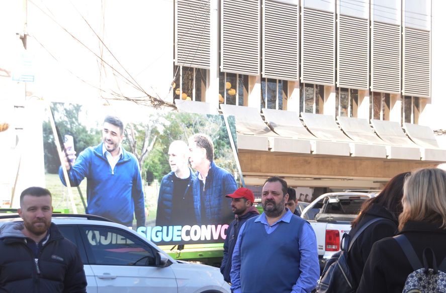 Un vehículo que transportaba una gigantografía con la imagen de Ezequiel Galli, Diego Santilli y Horacio Rodriguez Laarreta, que despertó silbidos y abucheos entre la militancia halcón. Un vehículo que transportaba una gigantografía con la imagen de Ezequiel Galli, Diego Santilli y Horacio Rodriguez Laarreta, que despertó silbidos y abucheos entre la militancia halcón.