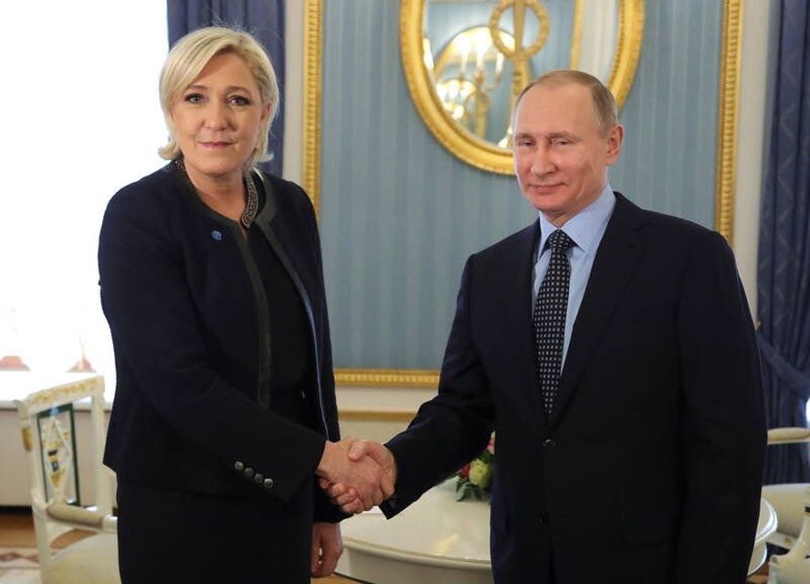 Una foto de la candidata de derecha de Francia Marie Le Pen, junto a Vladimir Putin