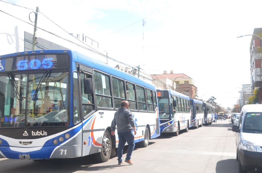 Una larga fila de colectivos del transporte urbano quedó varada durante minutos por el paso de la caravana de Milei Una larga fila de colectivos del transporte urbano quedó varada durante minutos por el paso de la caravana de Milei