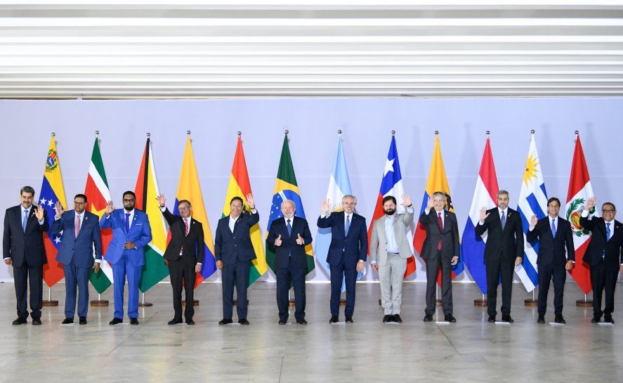 11 mandatarios de Sudamérica se reunieron en Brasil para relanzar la Unasur y firmaron el Consenso de Brasilia. 11 mandatarios de Sudamérica se reunieron en Brasil para relanzar la Unasur y firmaron el Consenso de Brasilia.