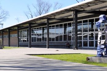 La UNLa informa que está abierta la reinscripción para las Becas Manuel Belgrano