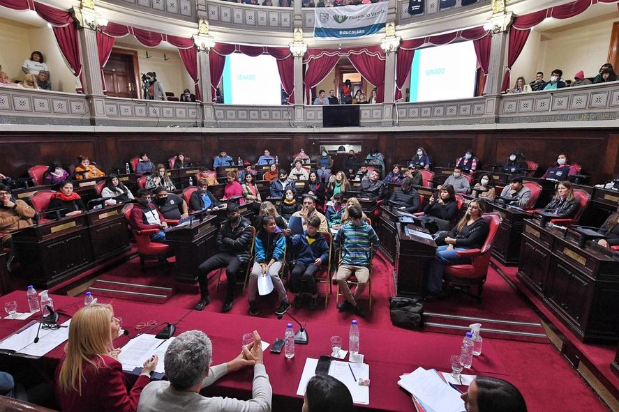 Verónica Magario desarrolló un conversatorio que propicia la participación y el protagonismo de los y las jóvenes en la construcción de políticas públicas en el Senado