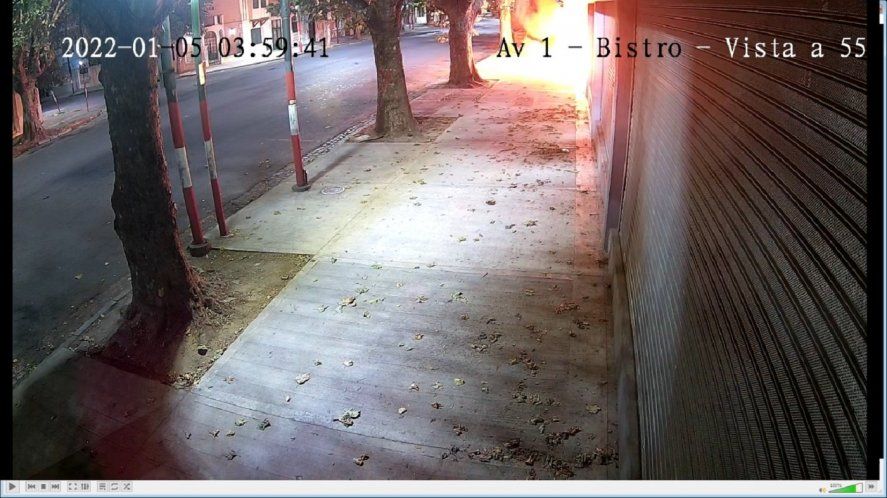 Incendio en el estadio de UNO por ataque con bombas molotov a la cancha de Estudiantes