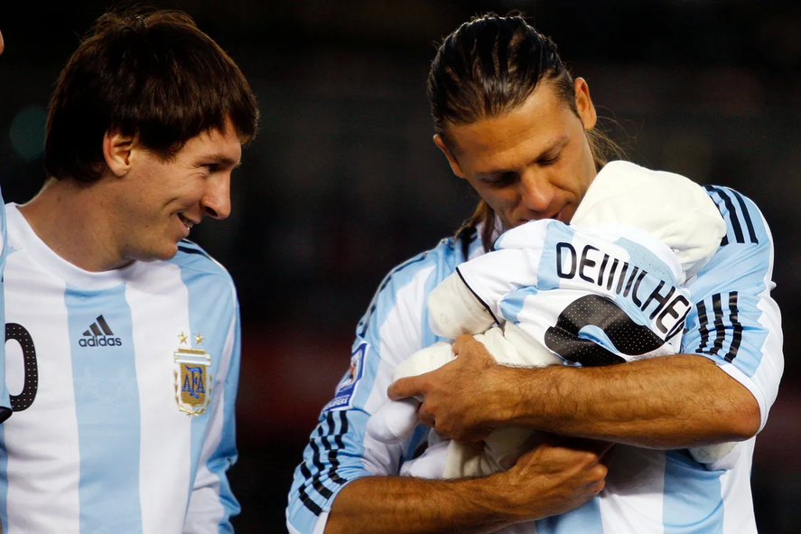 Una tierna postal entre Messi y Demichelis en sus años de compañeros en la Selección Nacional.