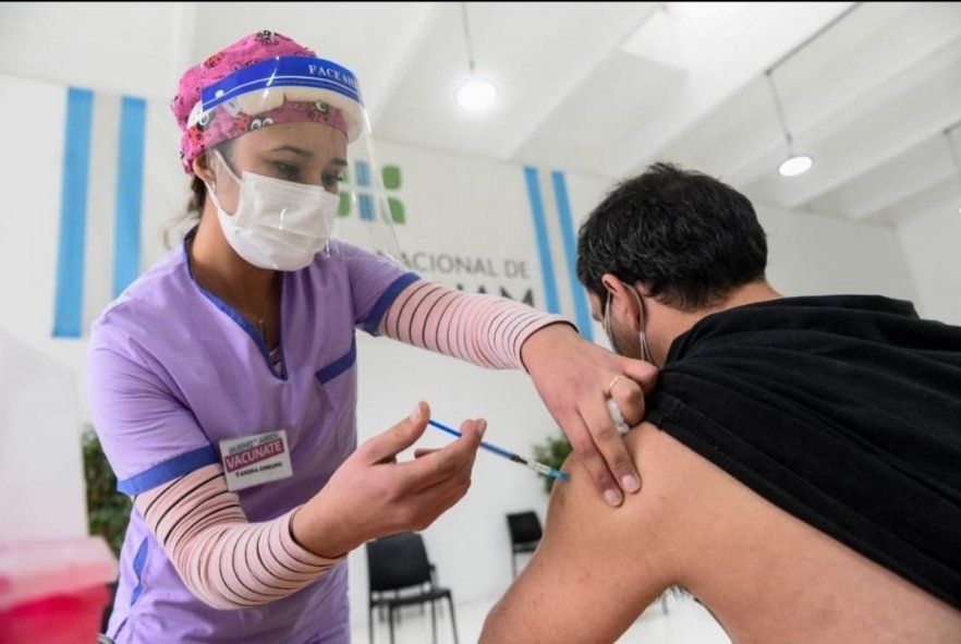 Coronavirus: bajan los contagios y avanza la campaña de vacunación