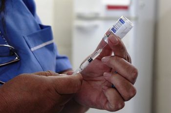La ANMAT autorizó una vacuna para personas gestantes contra el virus sincicial respiratorio. 