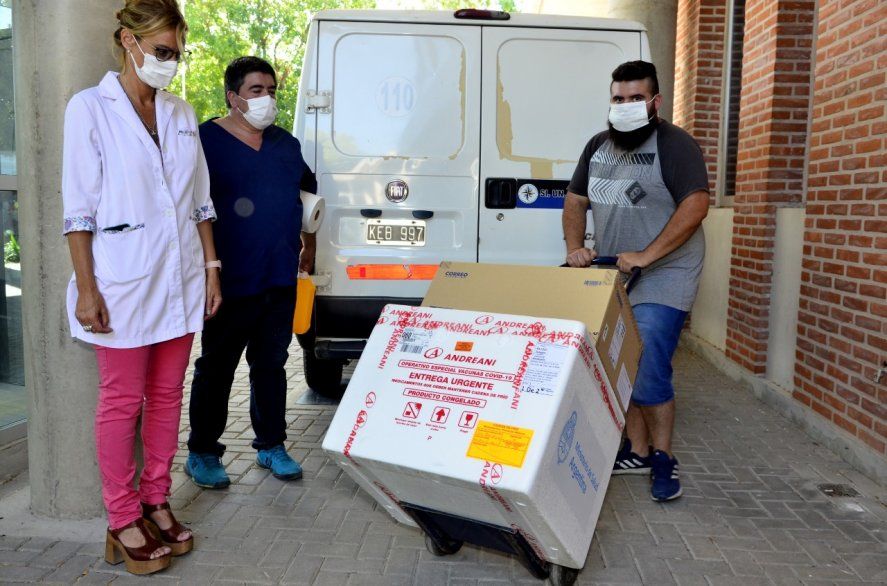 Las vacunas se distribuyen en contenedores especiales para mantenerlas a -18ºC. En la primera etapa llegaron al menos 450 dosis a cada municipio bonaerense.