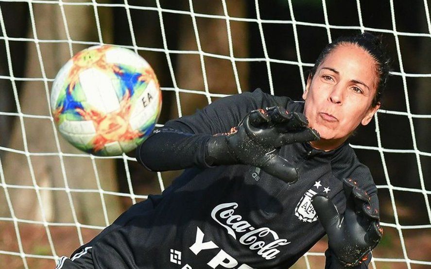 Vanina Correa, arquera de la Selección Argentina para el Mundial Femenino 2023, juega en Rosario Central. Vanina Correa, arquera de la Selección Argentina para el Mundial Femenino 2023, juega en Rosario Central.