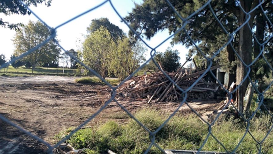 Vecinos denunciaron que Loma Negra pasó una topadora y tumbó la histórica casa del capataz cambista en Olavarría. ¿El predio pertenece a la fábrica o al Estado?