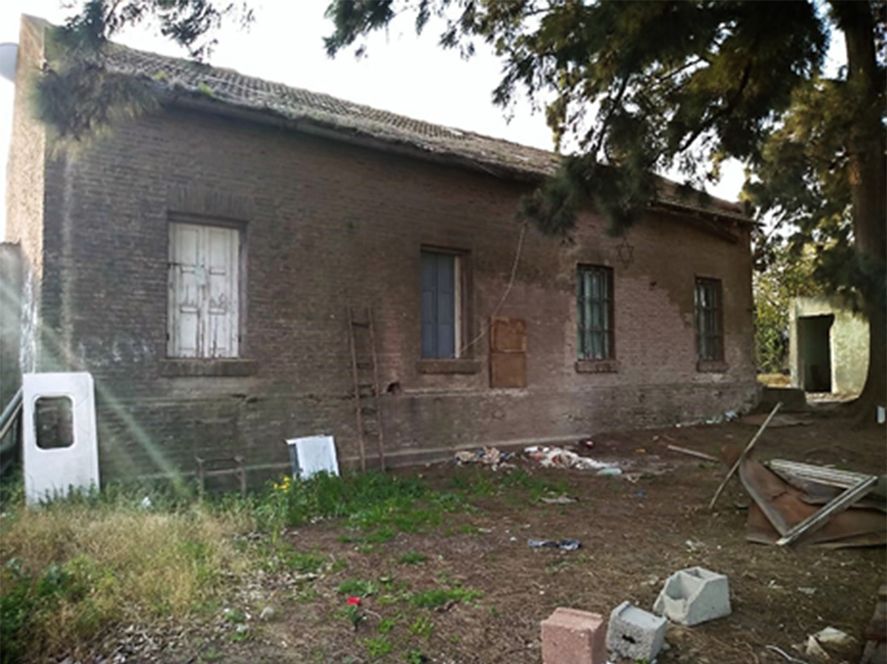 Vecinos denunciaron que Loma Negra pasó una topadora y tumbó la histórica casa del capataz cambista en Olavarría.