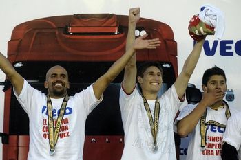 Federico Fernández y Juan Sebastián Verón en los festejos del Apertura 2010.