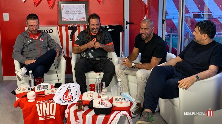 Juan Sebastián Verón y Martín Gorostegui durante la entrevista con Acá Hay Una Escuela