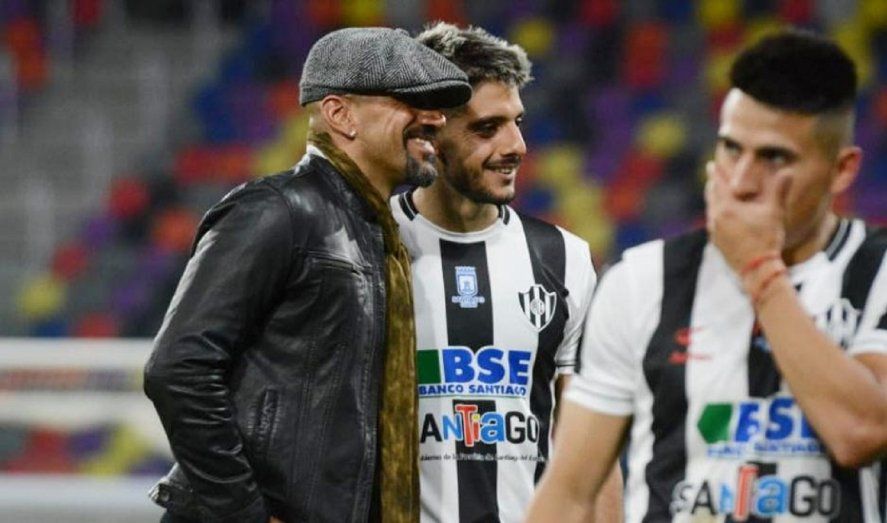 Juan Sebastián Verón junto a su hijo Deian, después de la victoria de Central Córdoba ante Gimnasia