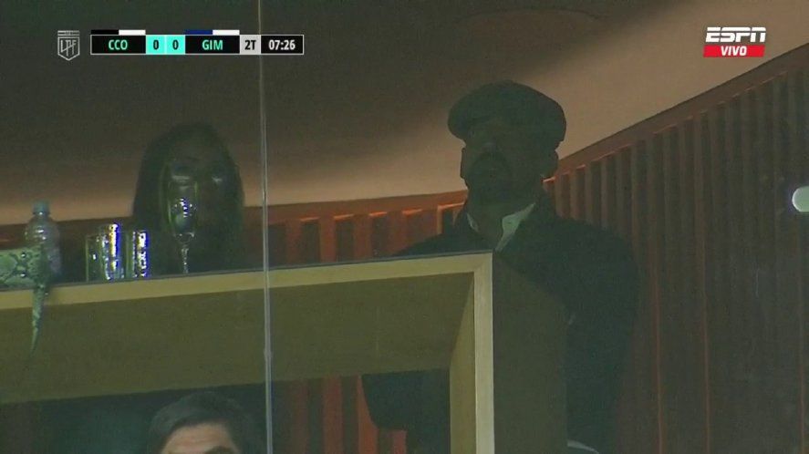 Juan Sebastián Verón, acompañado por su novia, viendo a Gimnasia ante Central Córdoba
