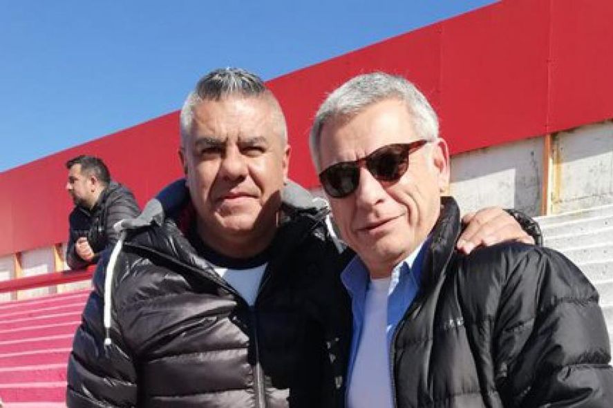 El presidente de Los Andes, Víctor Grosi, junto a Chiqui Tapia: al Milrayitas le podría caer una fuerte multa por no presentarse en la Copa Argentina.