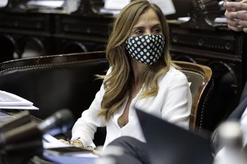 Victoria Tolosa Paz en una de las bancas del Recinto