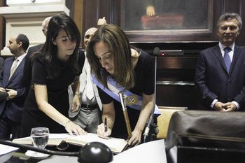 María Eugenia Vidal envuelta en sospechas por contratos truchos