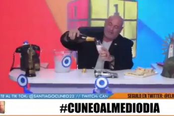 santiago cuneo festejo con champagne la muerte de la reina isabel ii