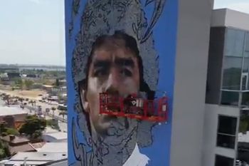 imponente mural de diego maradona en una localidad independentista