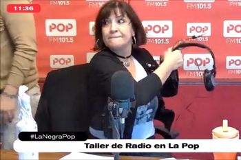 la negra vernaci exploto al aire: lanzo auriculares contra el vidrio