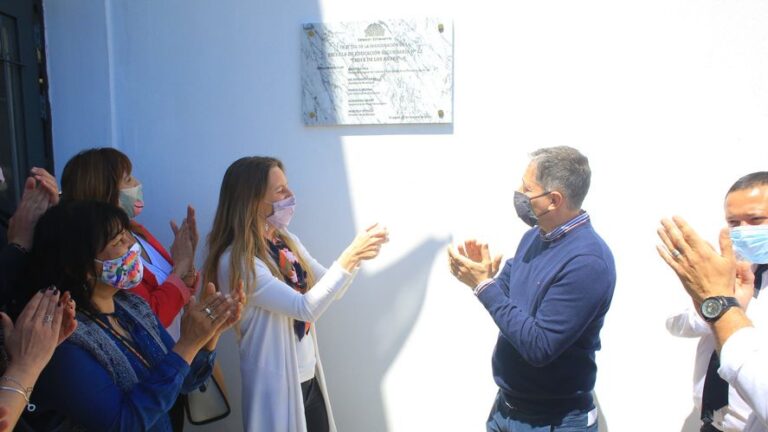 Agustina Vila escuchó el reclamo y salió a caminar la Provincia