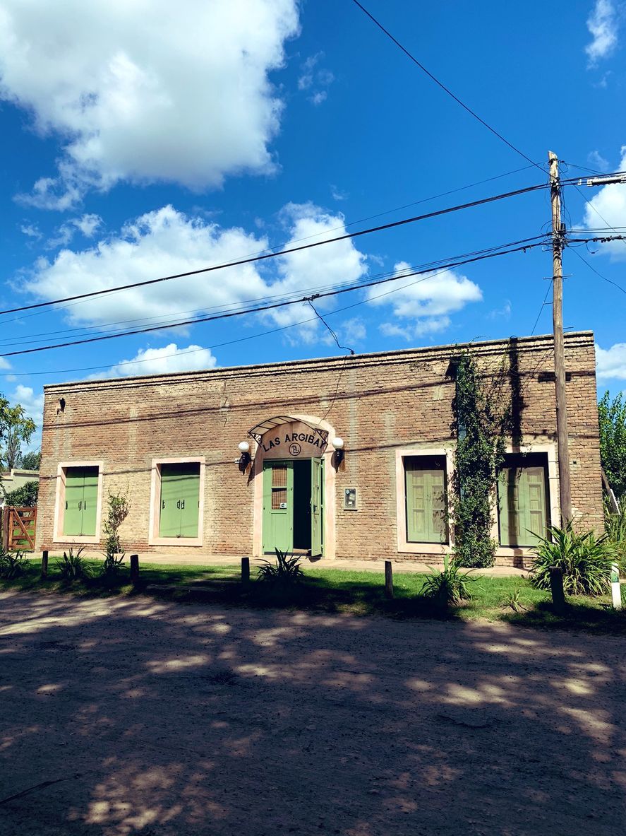 Villa Lía En su recorrida bonaerense el joven Guido Rodríguez propone donde para a comer en 10 pueblos pequeños de 10 distritos diferentes en el interior de la provincia de Buenos Aires 