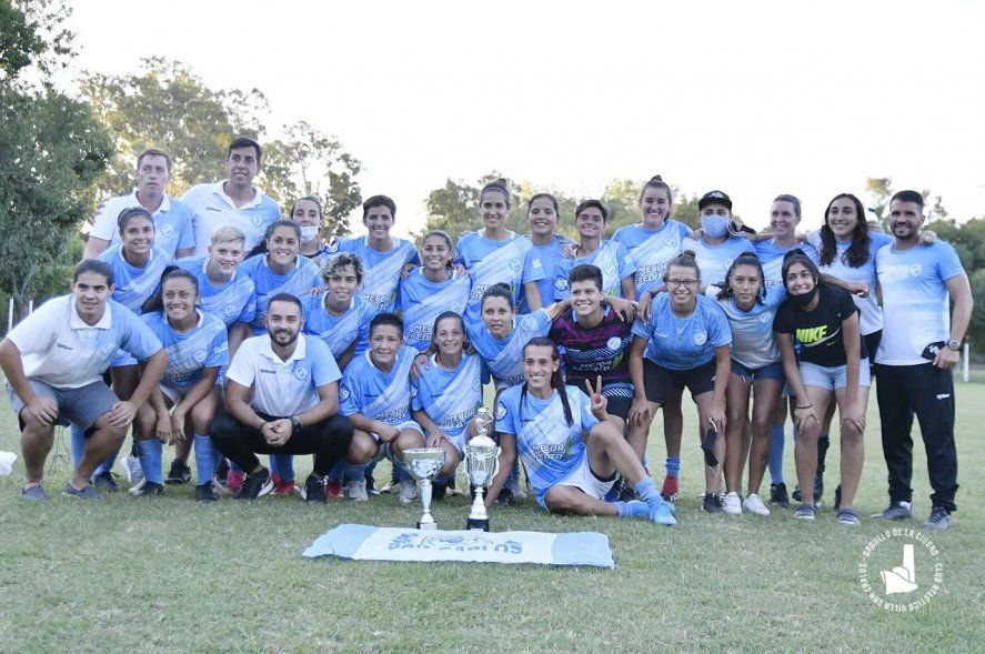 Las Villeras junto a las dos copas que ganaron durante la pretemporada.