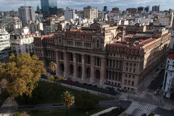 Organizaciones sociales, políticas y demás corrientes, algunas del kirchnerismo, protestan frente a la Corte Suprema de Justicia