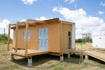 Las viviendas de madera de la UNLP cuentan con doble piso para mantener alejada la humedad