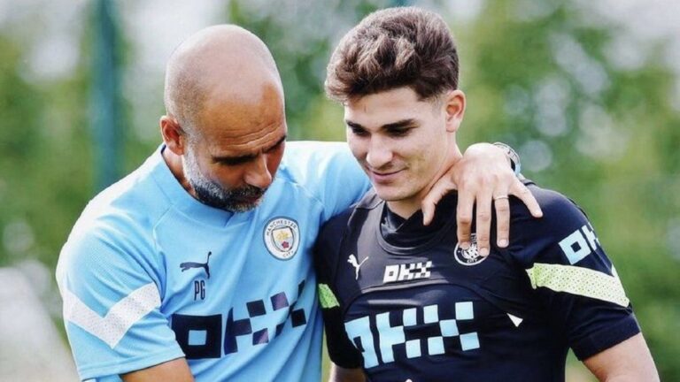 El mimo de Pep Guardiola a Julián Álvarez