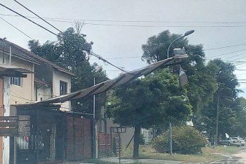 El viento destrozó casillas de guardavidas y un cartel de Maradona visibili