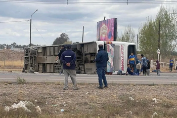 volco un colectivo con hinchas de boca: una muerte