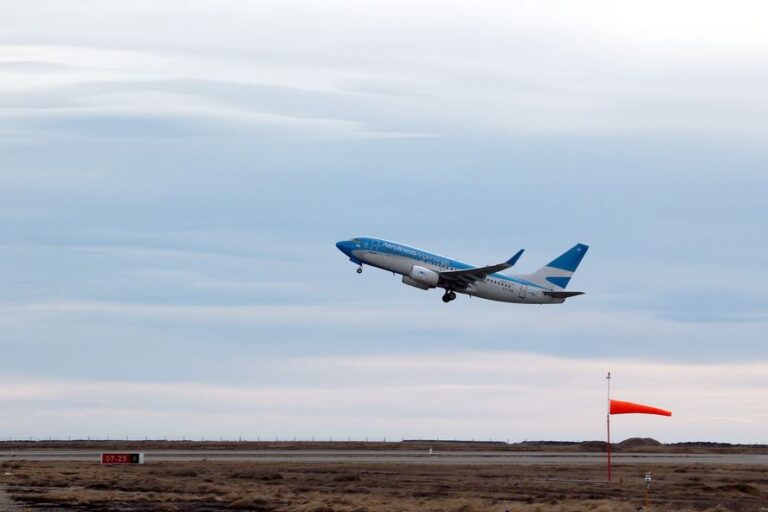 Argentina y Brasil liberan vuelos y dejarán de limitar el tráfico aéreo entre ambos países