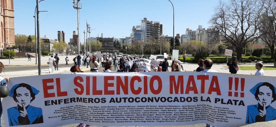 Marcha de enfermeros en La Plata, tras 85 trabajadores de la salud fallecidos