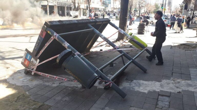 ¿Sabotaje? Preocupa en La Plata la caída de una parada de colectivos