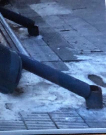 Los caños que sostenían la parada de colectivos muestran cortes perpendiculares y muy prolijos. ¿Hubo sabotaje?