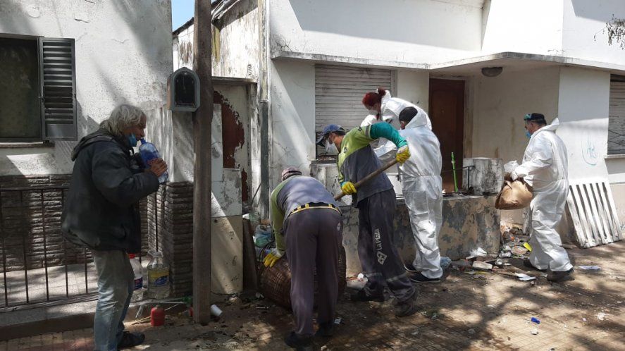 Limpian la casa de un acumulador de basura platense