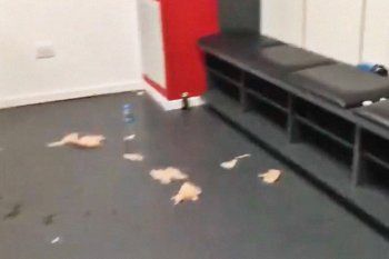 Así quedó parte del vestuario visitante de Estudiantes.