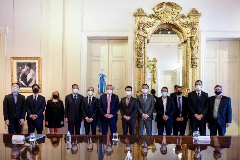 Fernández firmó convenios con China para obras ferroviarias