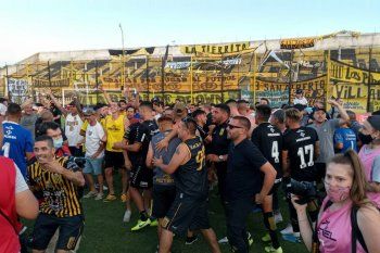 Almirante Brown ascendió a la Primera Nacional: Muchos barras y ningún protocolo en los festejos.