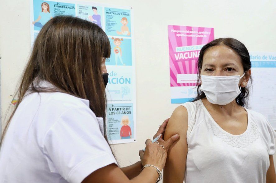 Kicillof se aplicó la vacuna contra el Coronavirus en el hospital San Martín de La Plata