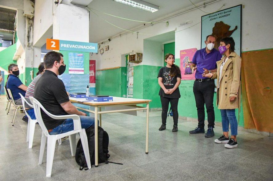 Mayra Mendoza participó de un simulacro de vacunación en una escuela de Quilmes