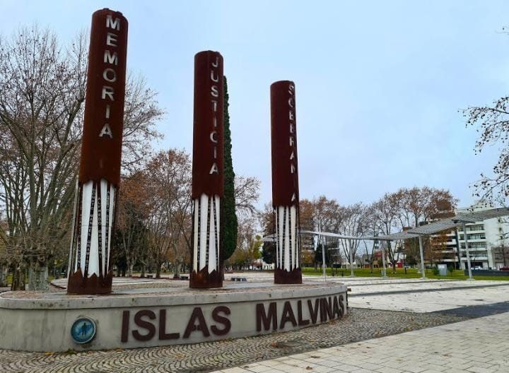 La plaza Islas Malvinas, donde cada año se realiza el homenaje en La Plata.