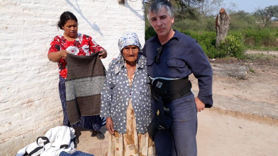 "Excombatientes de Malvinas llevan ayuda humanitaria a El Impenetrable chaqueño" En la foto Mauro Luchetti, junto a dos mujeres del El Impenetrable.