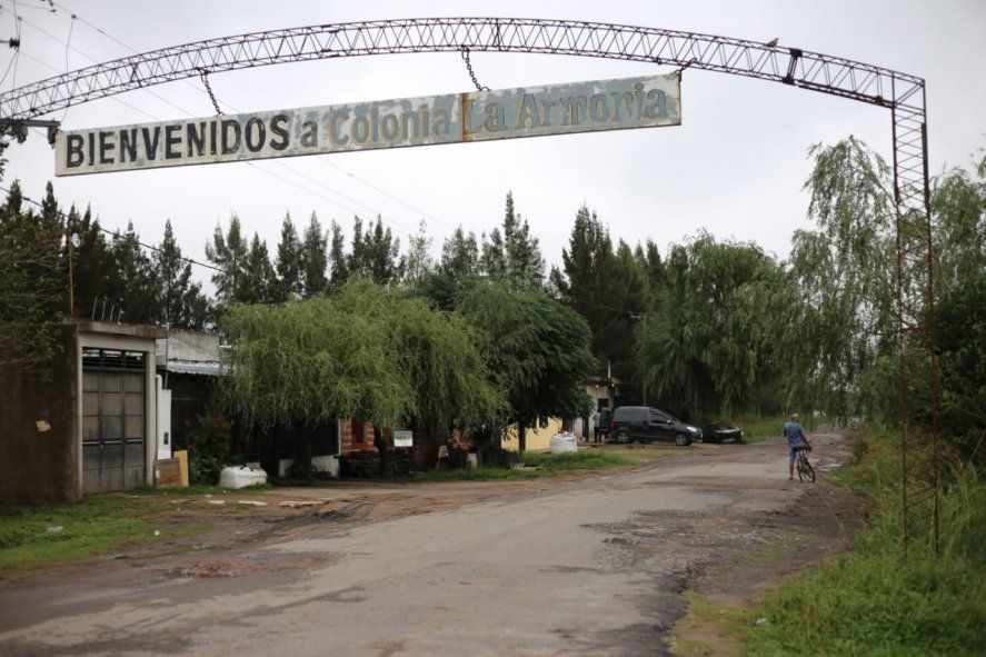 Entrada al barrio La armonía, minada de baches  
