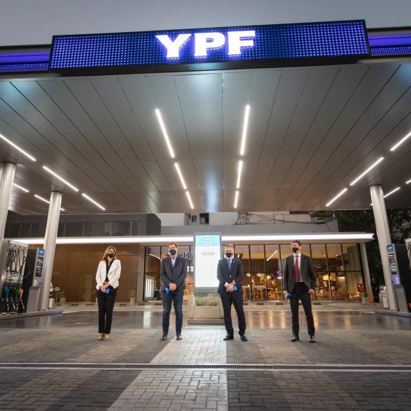 En la imagen el presidente YPF, Pablo González, el CEO de la compañía, Sergio Affronti, el vicejefe de gobierno de CABA, Diego Santilli y la Gerenta de red de tiendas, Maite de la Arena.