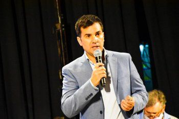 Clases: Castelli pidió suspender la presencialidad