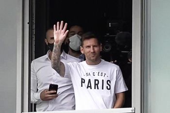 Messi una remera que dice todo: Esto es París