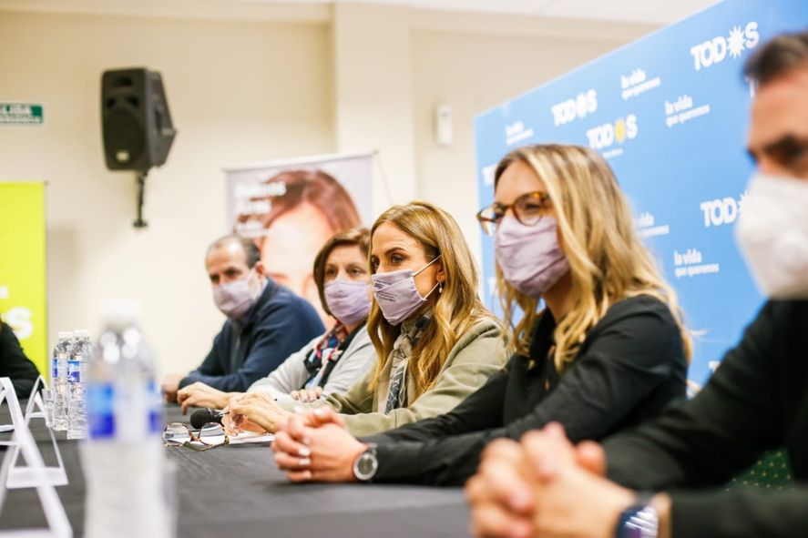 Tolosa Paz con las candidatas de Bahía Blanca