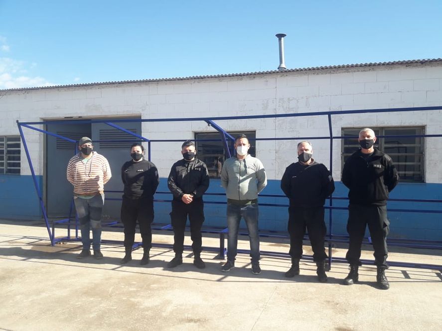 Internos de la cárcel de Saavedra fabricaron la estructura de los bancos de suplentes